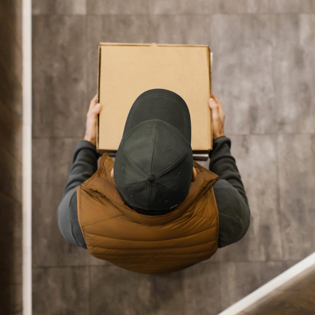 livrer l homme tenant le paquet